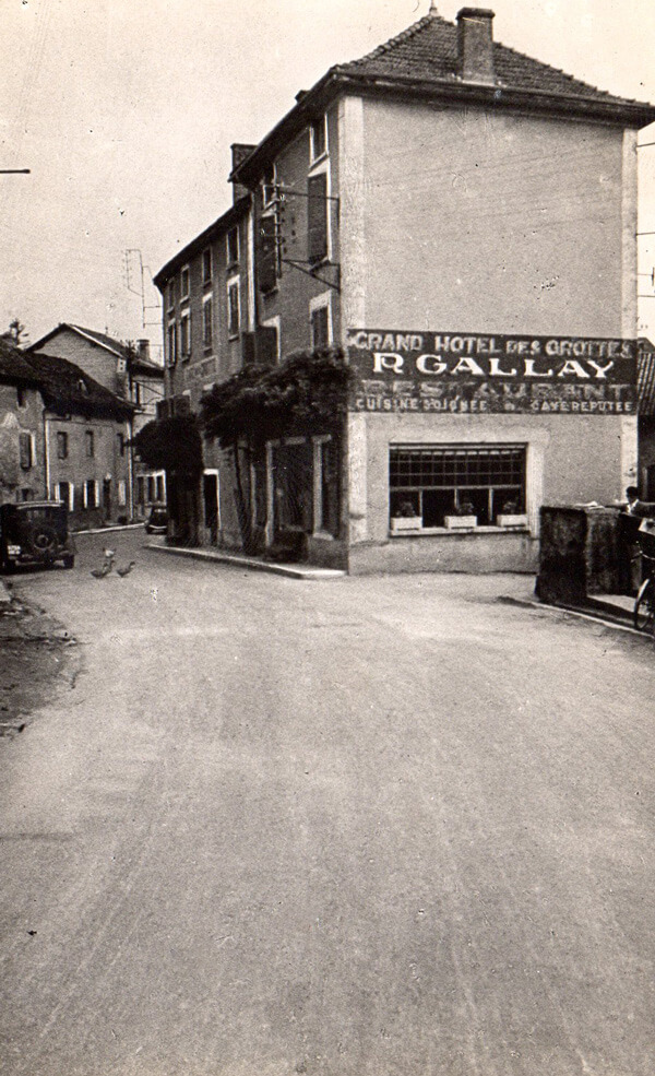 La Balme les Grottes - La cour Badière